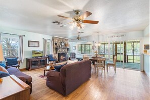 Smart TV, DVD player, books - End of the Rainbow Retreat!3-Bed Home on Rainbow River: Kayaks, Games, and more! (Dunnellon)