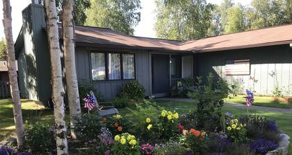 Artist Retreat, ranch home just minutes from downtown Anchorage.