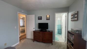 3 bedrooms, iron/ironing board, free WiFi, bed sheets