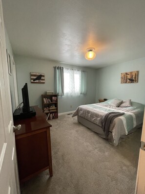3 bedrooms, iron/ironing board, free WiFi, bed sheets - Artist Retreat, ranch home just minutes from downtown Anchorage. (Anchorage)