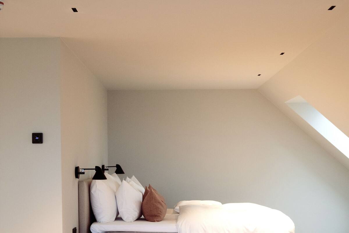 Signature Suite | Hypo-allergenic bedding available, desk, soundproofing, WiFi (free)