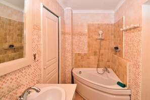 Secadora de cabello, toallas, jabón, papel de baño