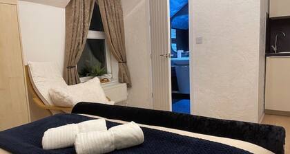 Luxurious Studio Cloud & Good Links to City Centre