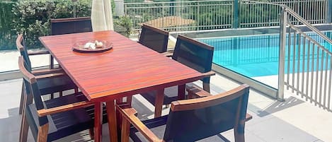 屋外ダイニングエリア