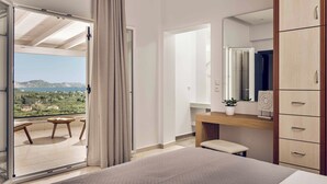 Una camera da letto con balcone, un letto, una scrivania e un armadio.