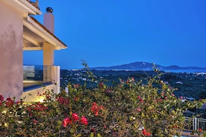 Un bâtiment doté d’un balcon donnant sur un paysage montagneux.