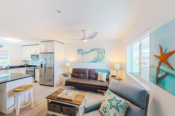 TV - Snowbird-friendly sound view condo with open layout, patio, W/D, & AC (Marathon)