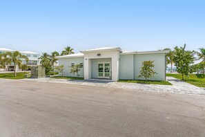 Exterior - Snowbird-friendly sound view condo with open layout, patio, W/D, & AC (Marathon)