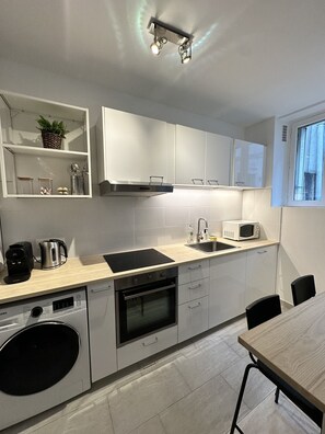 Frigorifero, microonde, forno, piano cottura