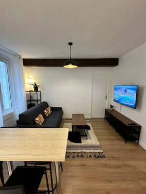 Smart TV, books, stereo