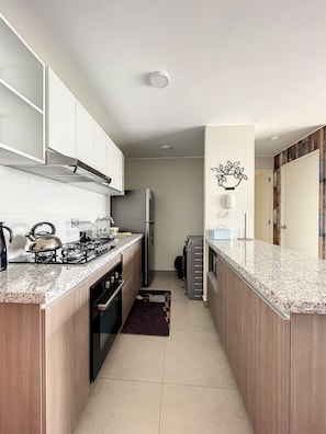 Micro-ondes, four, lave-vaisselle, cafetière/bouilloire