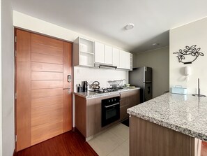 Mikrowelle, Ofen, Geschirrspüler, Wasserkocher mit Kaffee-/Teezubehör