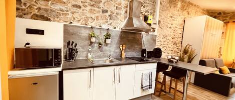 Réfrigérateur, four à micro-ondes, surface de cuisson