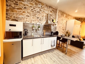 Frigorifero, microonde, piano cottura, pentole/stoviglie/utensili