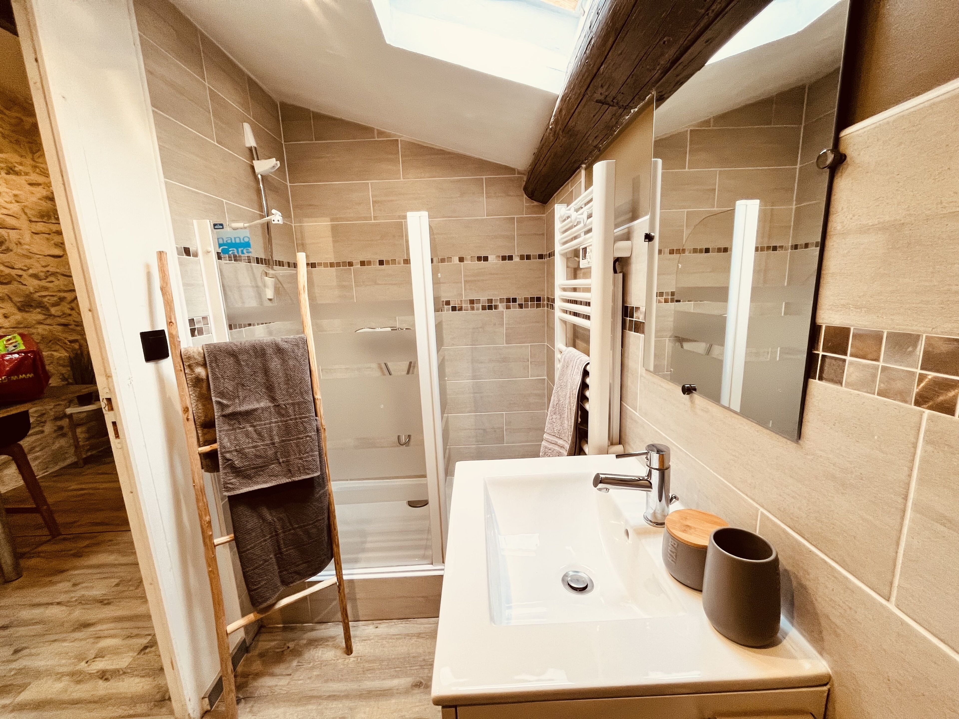 Doccia, asciugacapelli, asciugamani, shampoo