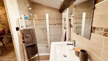 Doccia, asciugacapelli, asciugamani, shampoo