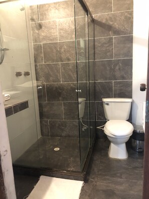 Douche, serviettes fournies, papier toilette