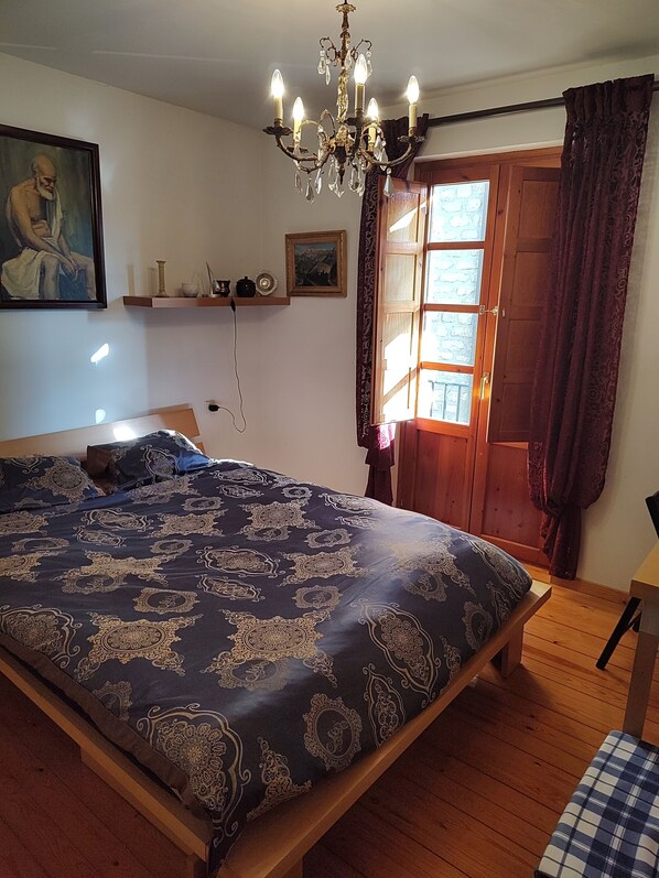 3 عدّة غرف نوم وواي فاي وملاءات أسرّة