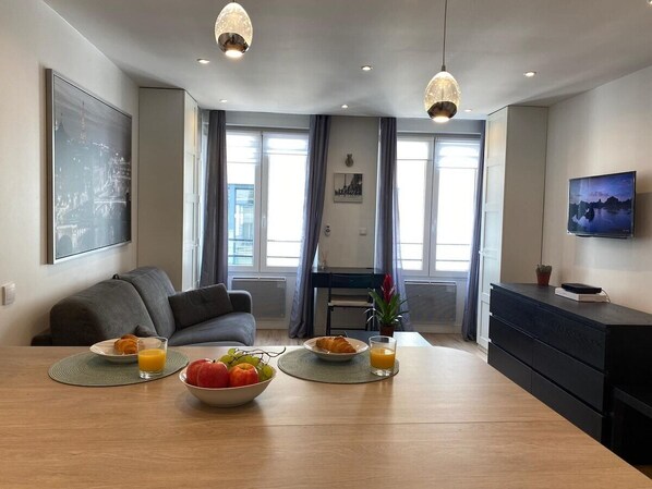 TV - Maison le Bac Apartments (Paris)