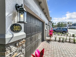 Exterior detail - Cute new townhome, 3bd 2.5 ba, Peloton/weights, printer, bike trail, gated (Oviedo)