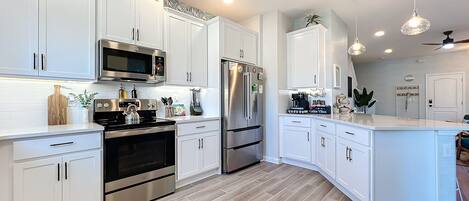 Een koelkast, een microgolfoven, een oven, een kookplaat