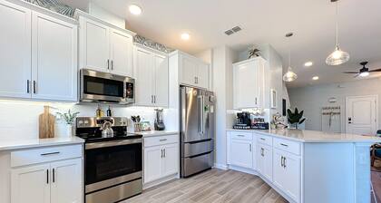 Cute new townhome, 3bd 2.5 ba, Peloton/weights, printer, bike trail, gated