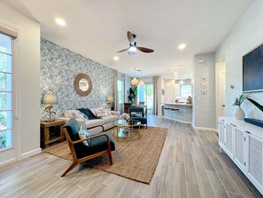 Smart TV, offices, printers - Cute new townhome, 3bd 2.5 ba, Peloton/weights, printer, bike trail, gated (Oviedo)