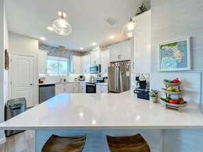 Fridge, microwave, oven, stovetop - Cute new townhome, 3bd 2.5 ba, Peloton/weights, printer, bike trail, gated (Oviedo)