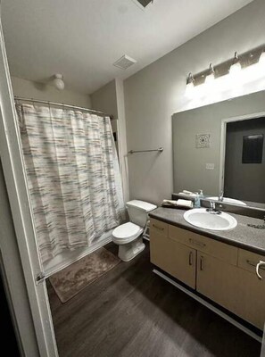 Douche, sĂšche-cheveux, serviettes fournies, papier toilette