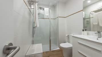 Een haardroger, handdoeken, zeep, toiletpapier