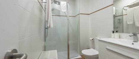 Een haardroger, handdoeken, zeep, toiletpapier