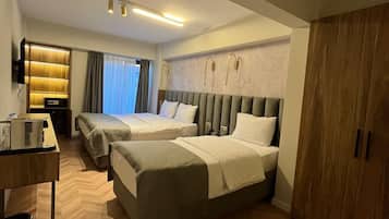 Habitación superior, vista a la ciudad | Ropa de cama de alta calidad, minibar y escritorio
