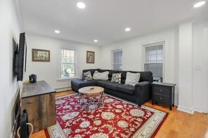 Smart TV, books - 4BR Home w/ Yard & BBQ, 5 min walk to downtown Lee (Lee)