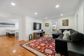 Smart TV, books - 4BR Home w/ Yard & BBQ, 5 min walk to downtown Lee (Lee)