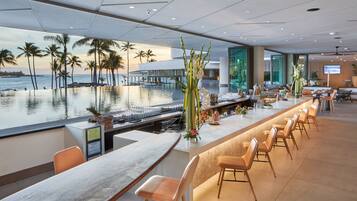 Lounge al vestíbul amb vistes al mar que obre cada dia