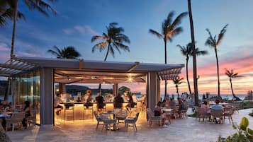 Lobby-Lounge, Blick auf das Meer, täglich geöffnet
