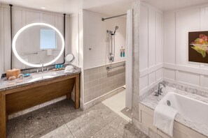 Exclusieve bungalow, 1 kingsize bed met slaapbank, toegankelijk voor mindervaliden, uitzicht op zee | Badkamer | Een aparte badkuip en douche, een diep bad, een haardroger, badjassen