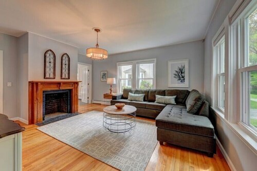 Colonial House, w/Yard,7min walk to Downtown Lenox