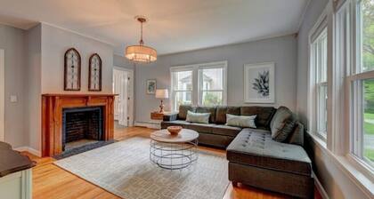 Colonial House, w/Yard,7min walk to Downtown Lenox