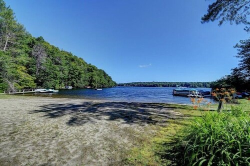 Private Lake Cottage on 3 acres w/350 sq. ft. deck
