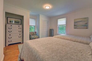 3 habitaciones, tabla de planchar con plancha y cuna de viaje 
