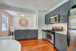 Frigorífico, microondas, horno y placa de cocina