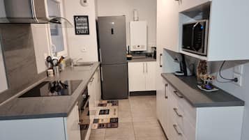 Frigorífico, microondas, horno y placa de cocina