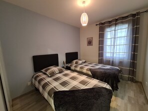2 Schlafzimmer, Schreibtisch, Bügeleisen/Bügelbrett, Reisekinderbett
