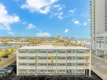 FIFTH AND OCEAN - Image 6