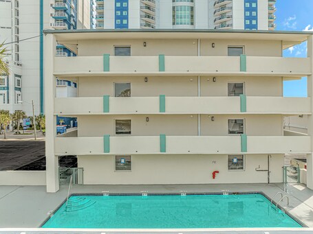FIFTH AND OCEAN - Image 14
