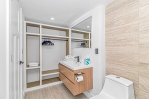 Dusch, gratis toalettartiklar, hårtork och handdukar