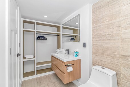 FIFTH AND OCEAN - Image 8