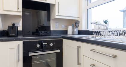 Derry City, Northern Ireland - Violet Suite Apartments (A), 4 Guests (1 Apartment) or 8 Guests (2 Ap