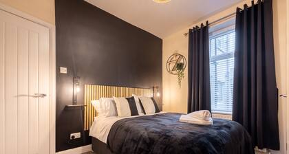 Derry City, Northern Ireland - Violet Suite Apartments (B)